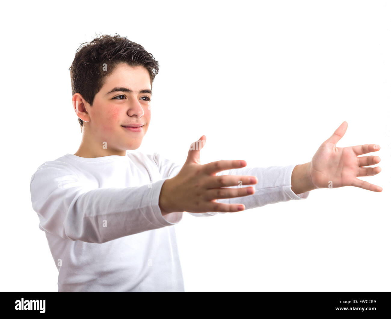 HandsomeCaucasian glattschalige jungen in ein weißes langärmeliges T-shirt lächelt und öffnet die Arme, um jemand zu seiner linken eine Umarmung anzubieten Stockfoto