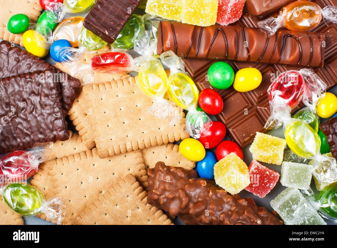 Food-Konzept - Süßigkeiten, Schokolade, Schokoriegel, Gelee Stockfoto