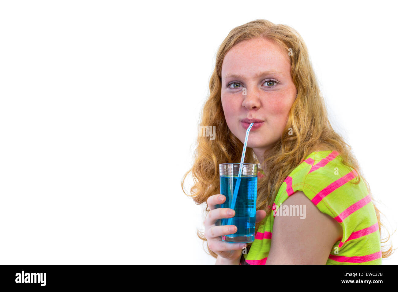 Niederländische Rothaarige Teenager-Mädchen trinken blaue Limonade mit Stroh isoliert auf weißem Hintergrund Stockfoto