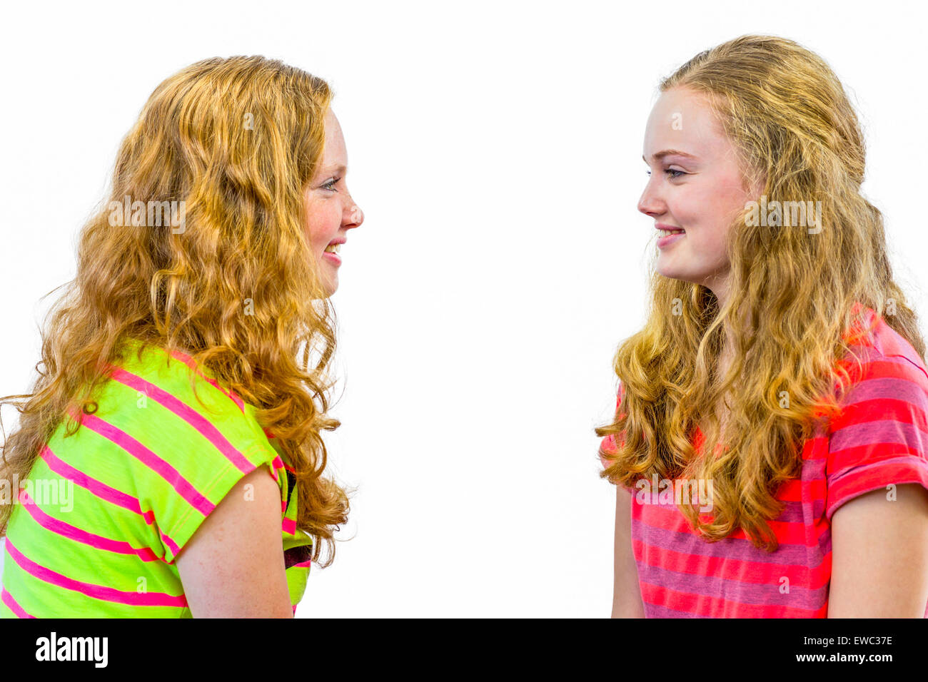 Zwei kaukasische Mädchen lächelnd und sahen einander Stockfoto