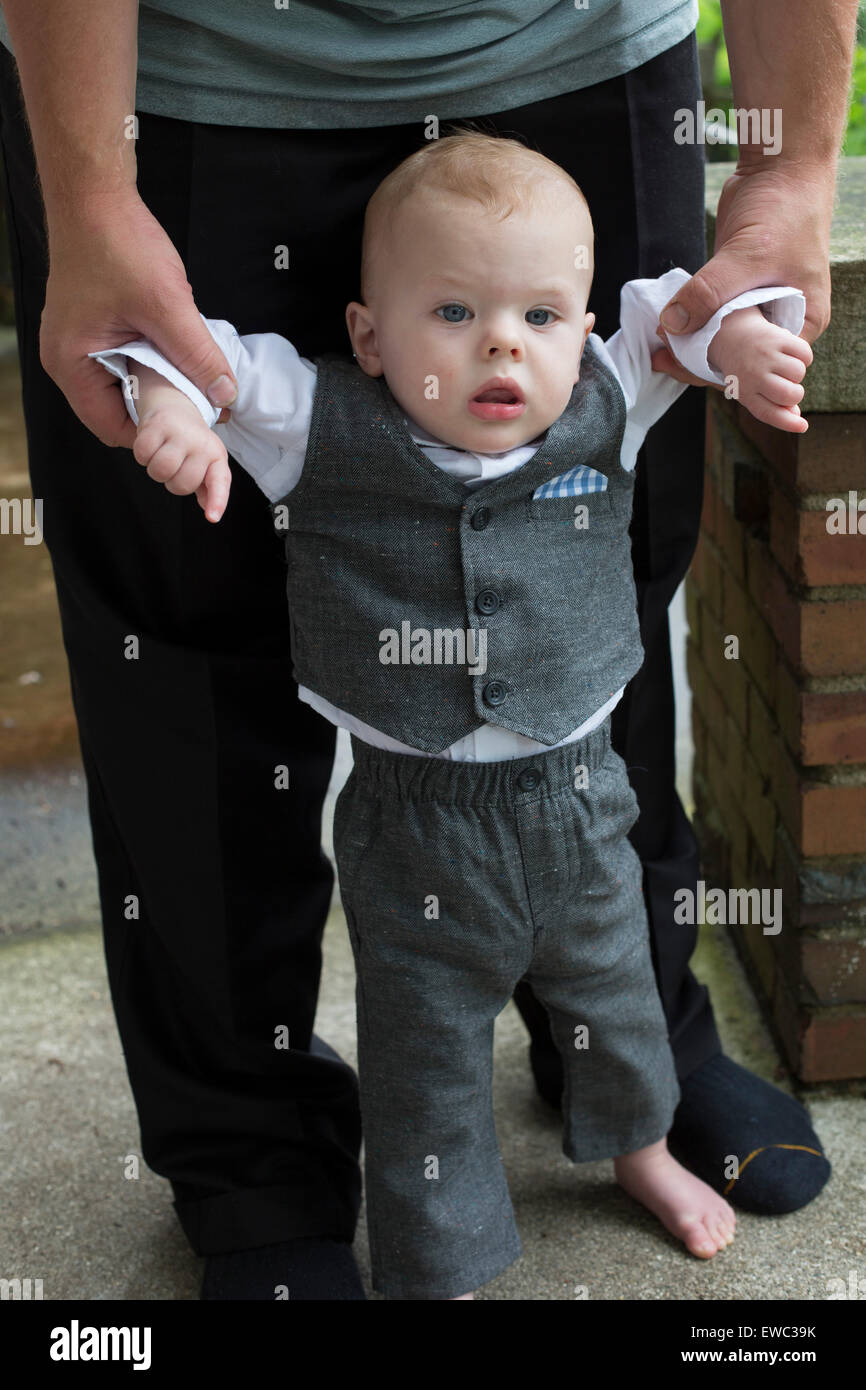 Detroit, Michigan - Adam Hjermstad Jr., 11 Monate alt, ist eine Hochzeit gekleidet. Stockfoto