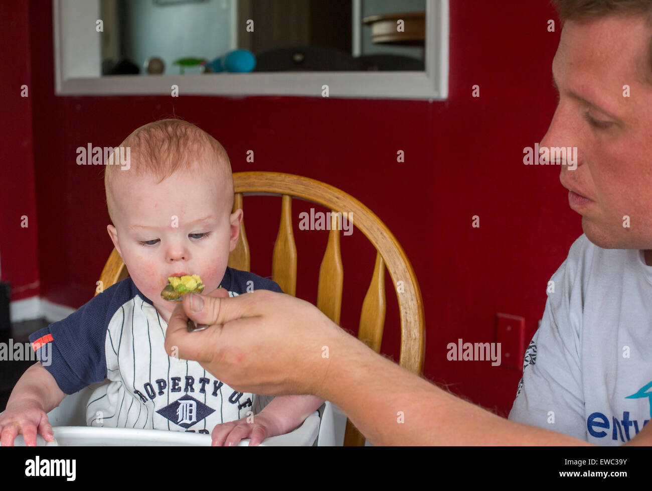 Wheat Ridge, Colorado - Adam Hjermstad RSS-Feeds ist 10 Monate alten Sohn, Adam Hjermstad Jr. Stockfoto