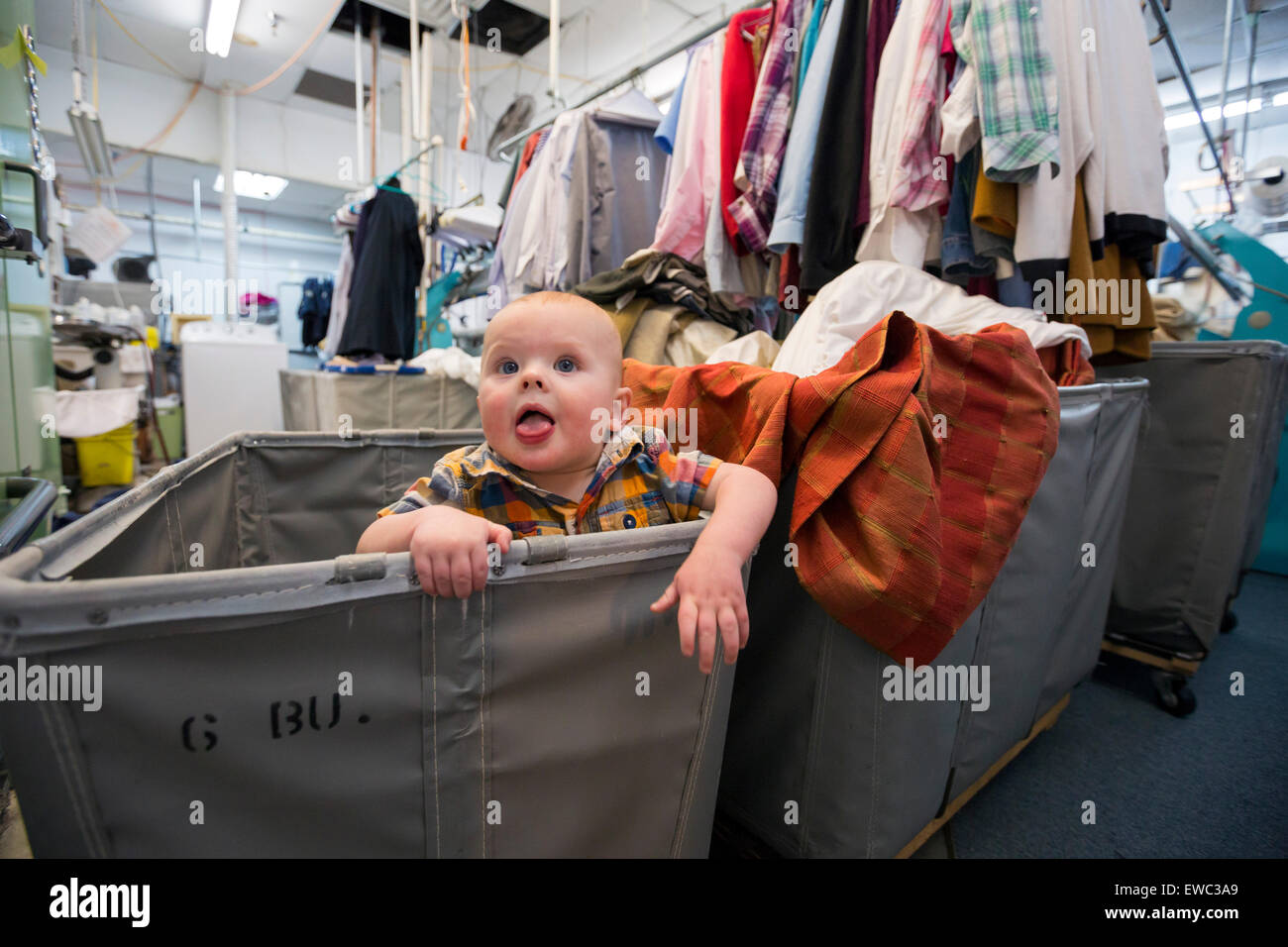 Broomfield, Colorado - Adam Hjermstad Jr., 10 Monate alt, genießt einen behelfsmäßigen Laufstall in einer Kleidung bin bei Löwenherz-Reiniger. Stockfoto