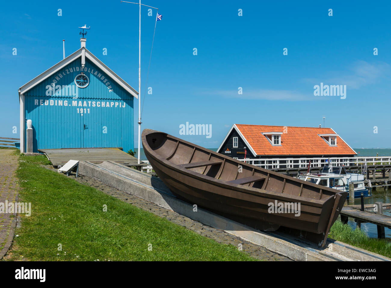 Rettungstrupp in Hindeloopen mit alten Boot und Hafen-Gebäude in der Provinz Friesland in der Nähe von Lemmer, Niederlande, Bild Daan Kl Stockfoto