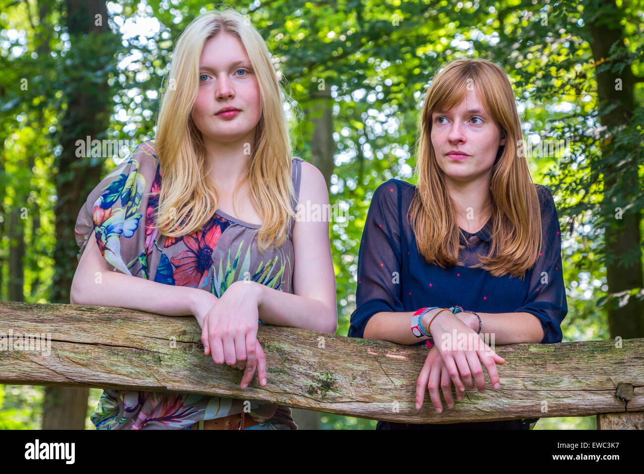 Zwei europäische Mädchen im Teenageralter stützte sich auf hölzernen Zaun in der Natur Stockfoto