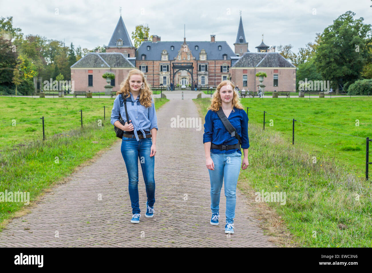 Zwei kaukasische Mädchen im Teenageralter zu Fuß entfernt von der Burg in den Niederlanden Stockfoto