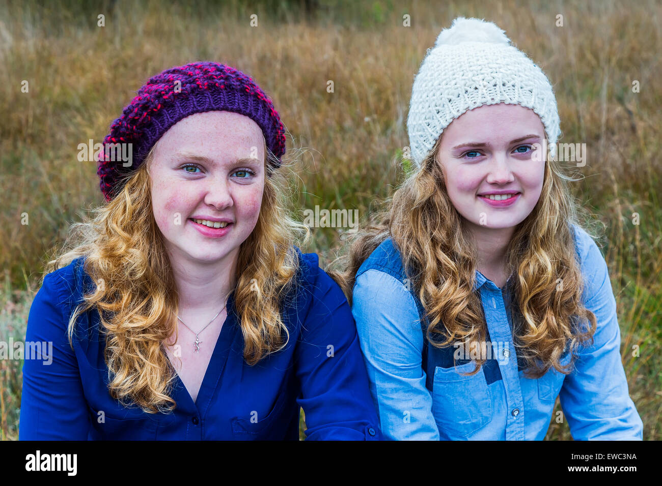 Zwei europäische Teenager tragen Hüte in der Natur Stockfoto