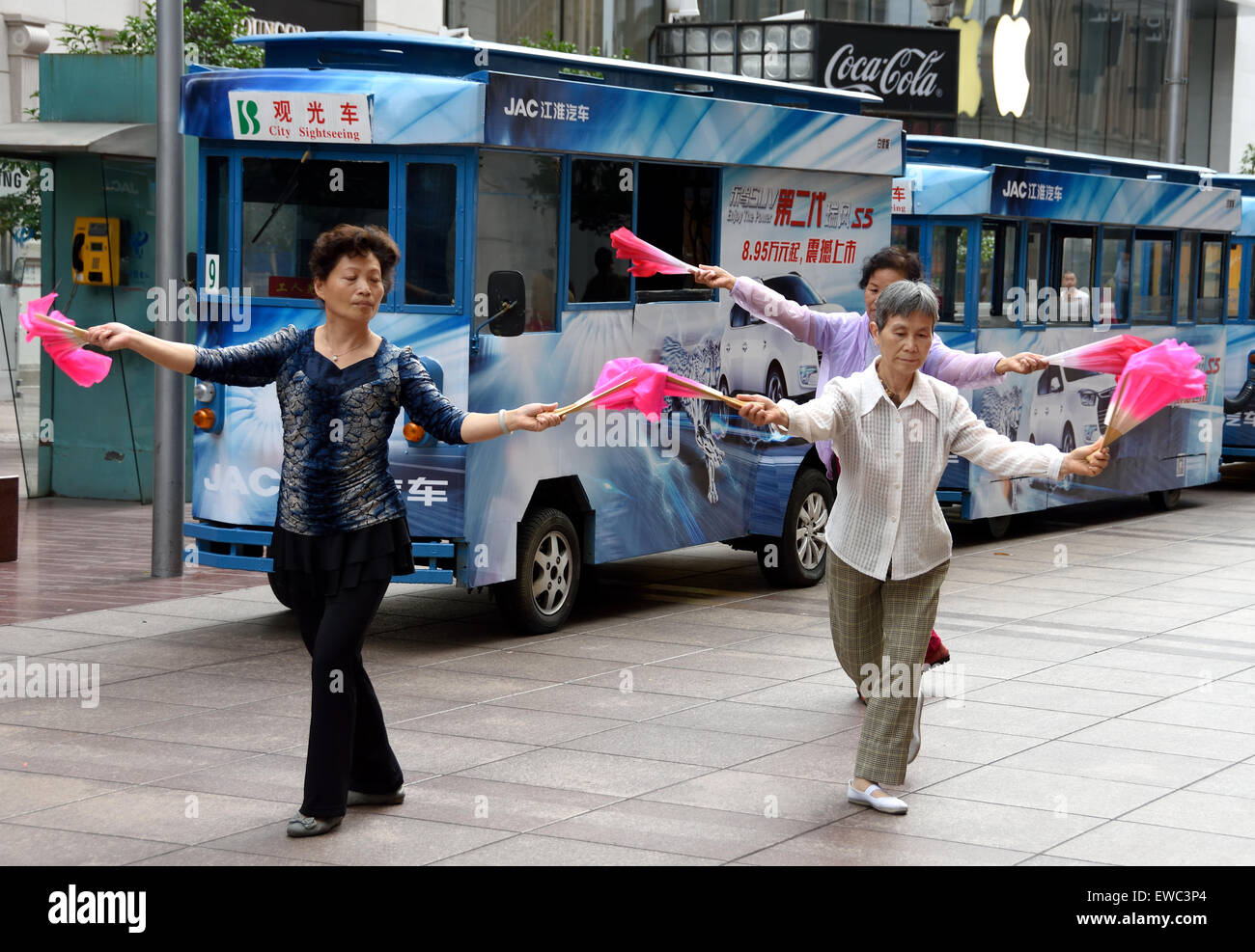 China, Shanghai, Nanjing Road, Tai Chi, Übungen, Menschen vor dem öffnen die Geschäfte. In den frühen Morgen Tai Chi Gruppe und Tänzer auf Nanjing China chinesische Ausübung Stockfoto