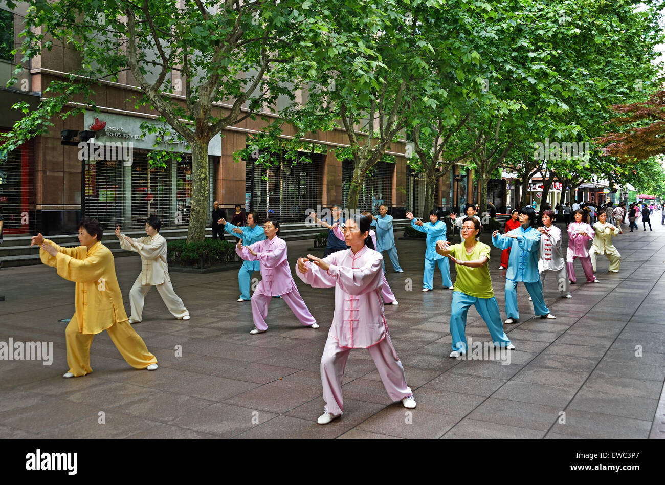 China, Shanghai, Nanjing Road, Tai Chi, Übungen, Menschen vor dem öffnen die Geschäfte. In den frühen Morgen Tai Chi Gruppe und Tänzer auf Nanjing China chinesische Ausübung Stockfoto
