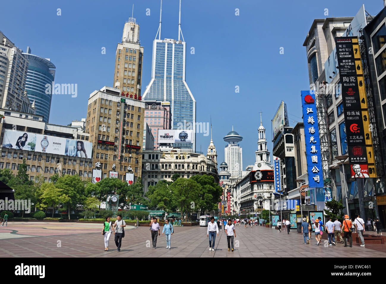 Besucher an der Nanjing Road. Die Haupteinkaufsstraße von Shanghai. Einer der belebtesten Einkaufsstraßen der Welt. East Nanjing Road Stockfoto