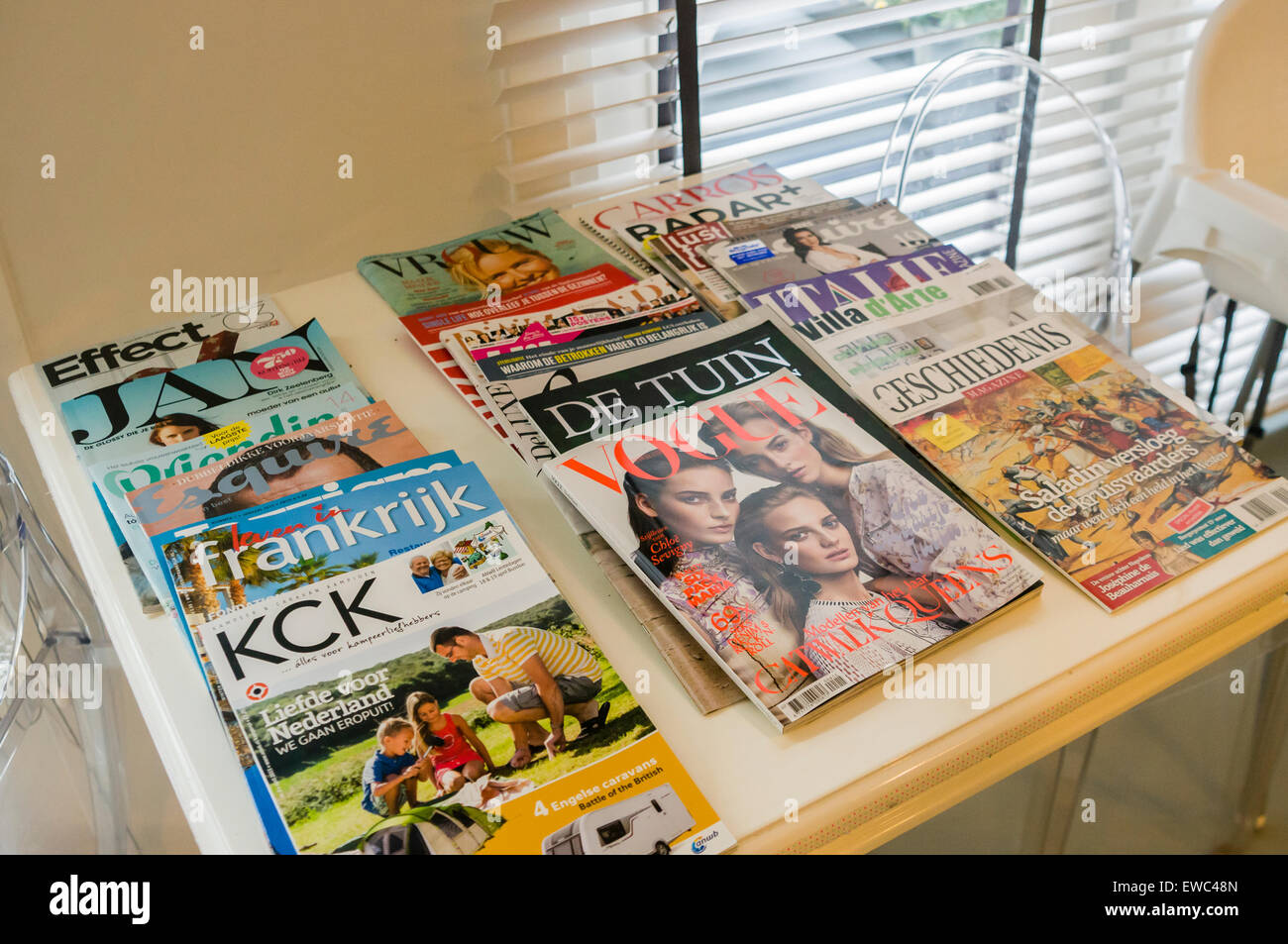 Niederländischen Zeitschriften auf einem Tisch in einem Hotel. Stockfoto