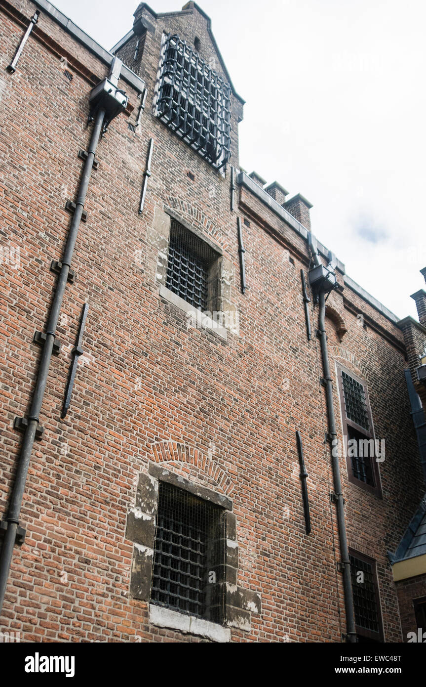 Außerhalb des alten Gefängnis mit original Bügeleisen Bars über den Fenstern, Den Haag, Niederlande. Stockfoto