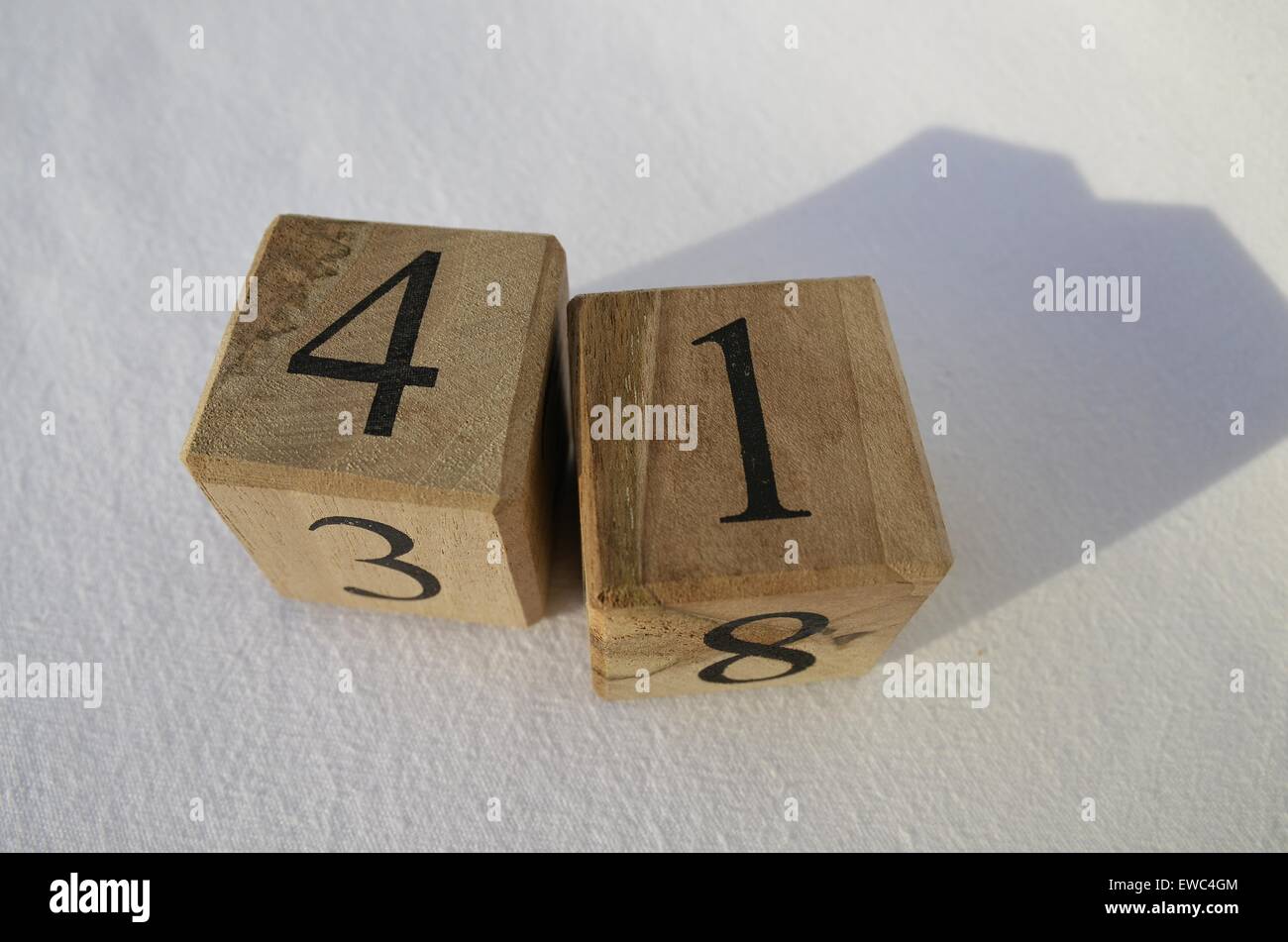 Zahlen auf hölzerne Würfel Stockfoto