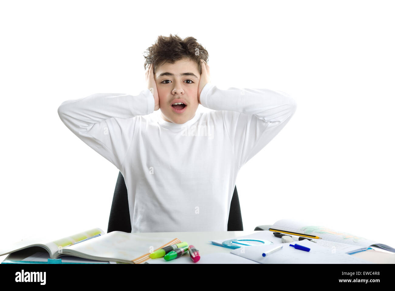 Kaukasische glattschalige jungen tragen eine weiße Langarm-t-Shirt hält seinen Kopf mit beiden Händen und halten öffnete Mund Stockfoto