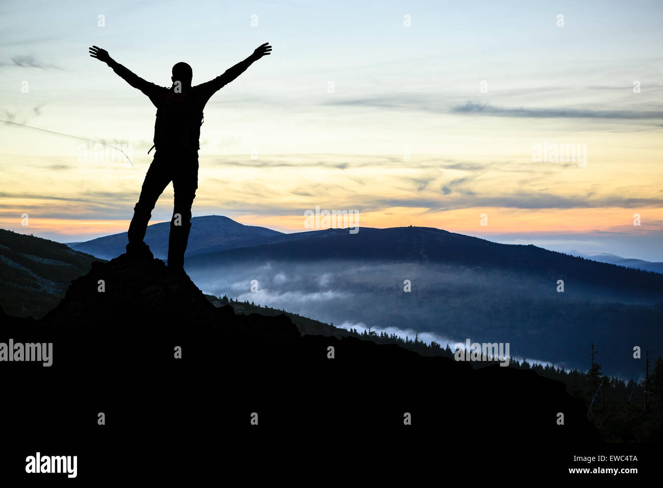 Leistung und Erfolg, Wandern Mann Silhouette Konzept mit Bergsteiger mit Armen, ausgestreckt auf Berge Gipfel, gesunde lifest Stockfoto