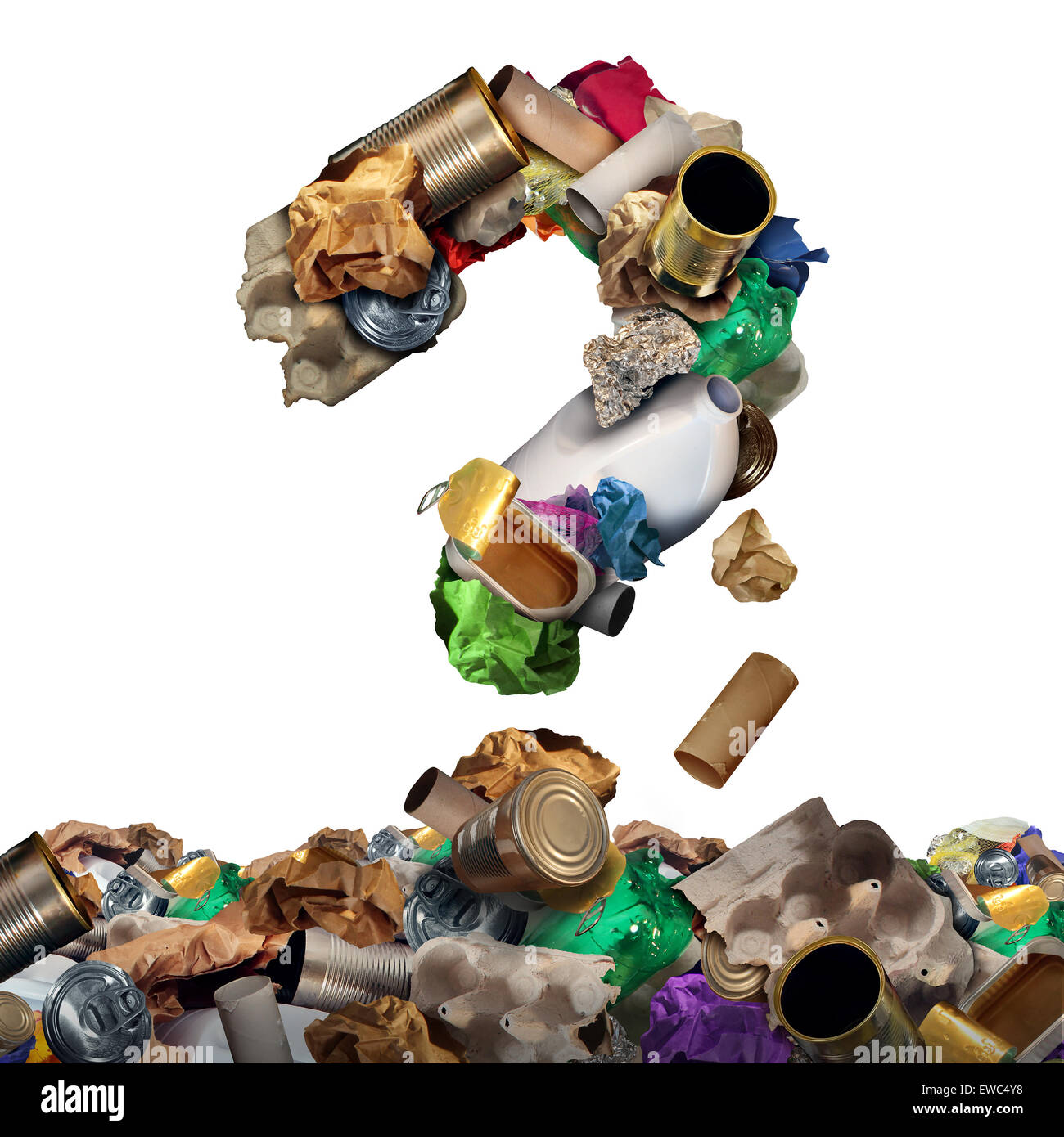 Recycling von Müll Fragen und wiederverwendbare Entsorgungslösungen oder Verwirrung Konzept als alte Papier-Glas-Metall und Kunststoff-Produkte für den Haushalt als ein Fragezeichen als Symbol des Umweltschutzes Material geformt. Stockfoto