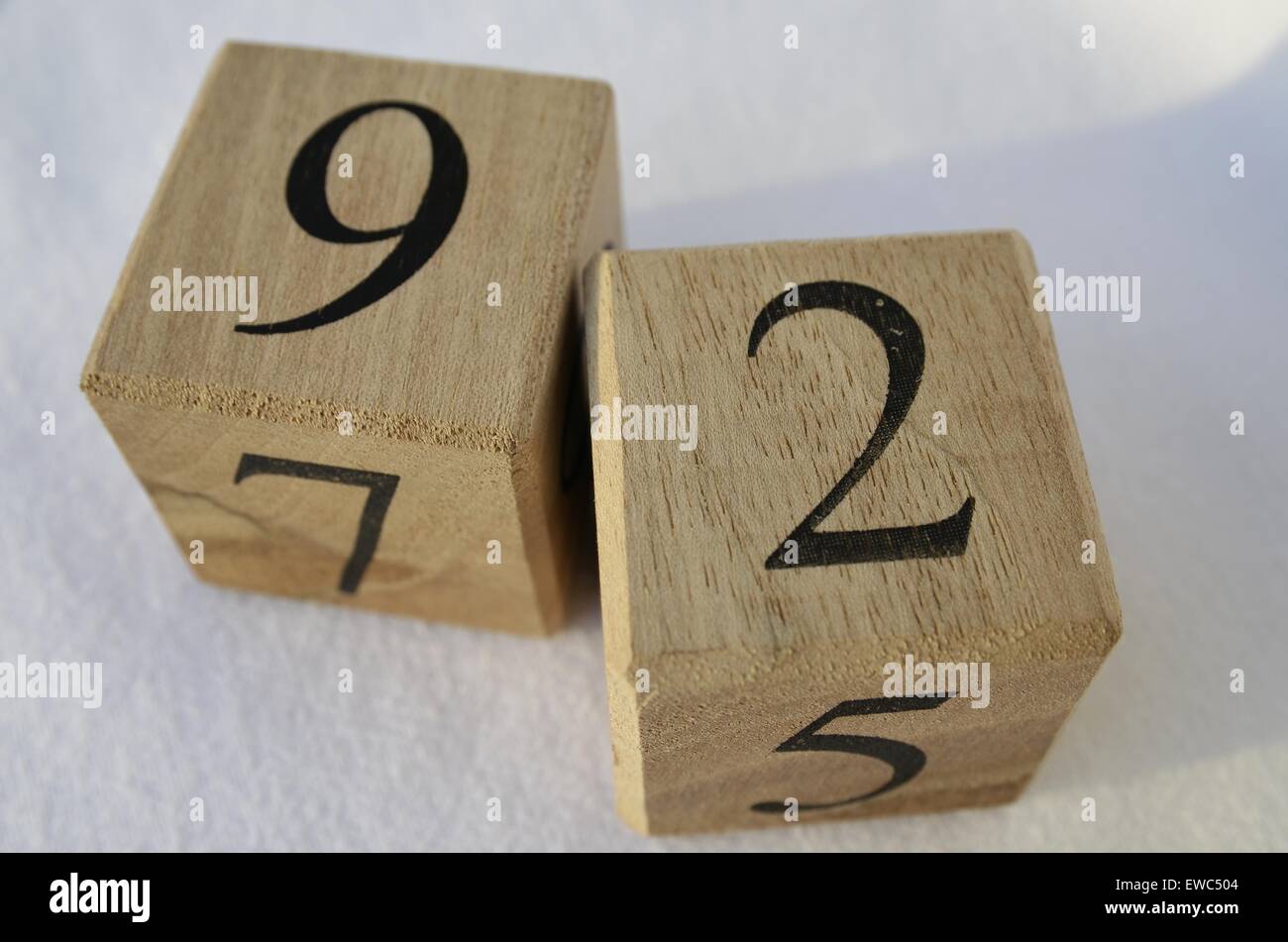 Zahlen auf hölzerne Würfel Stockfoto