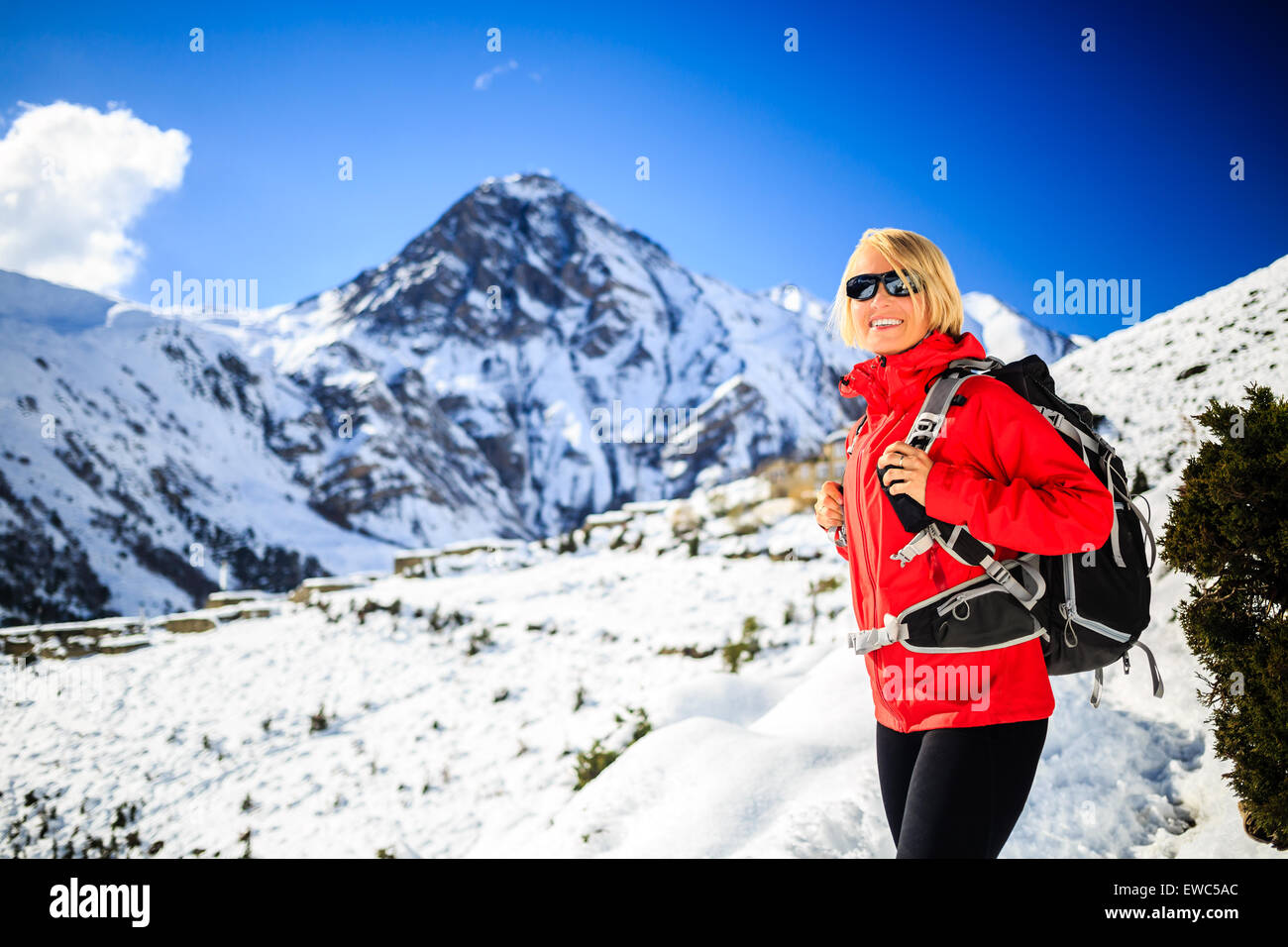 Frau-Wanderer-nordic-walking, gesunde Lebensweise im Himalaya-Gebirge in Nepal. Trekking und Wandern auf schneeweißen Winter Natur, b Stockfoto