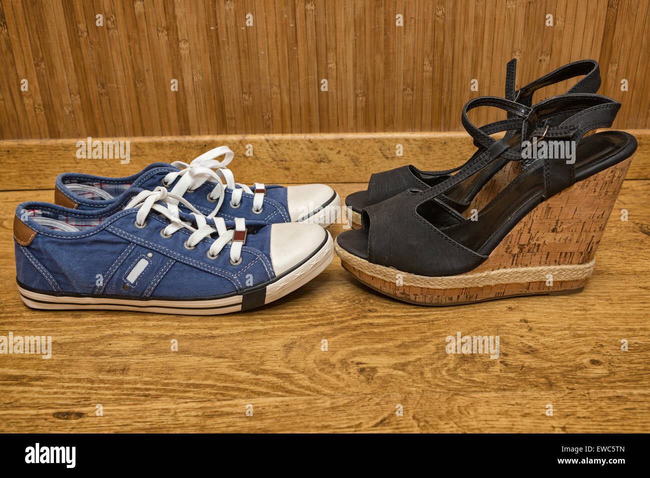 Wahl der Schuhe - Sneaker oder Sandalen mit hohen Absätzen Stockfoto