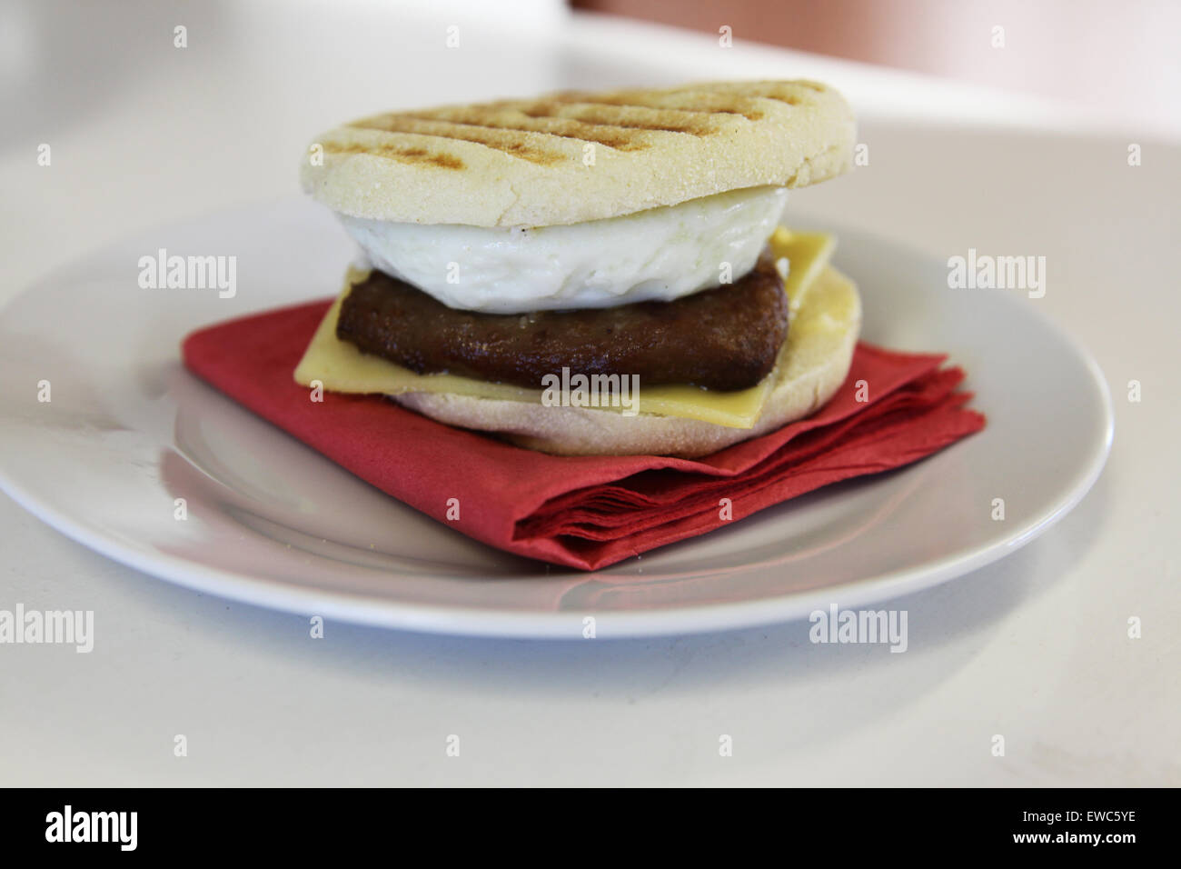 Burger-Muffin mit Ei und Käse Stockfoto