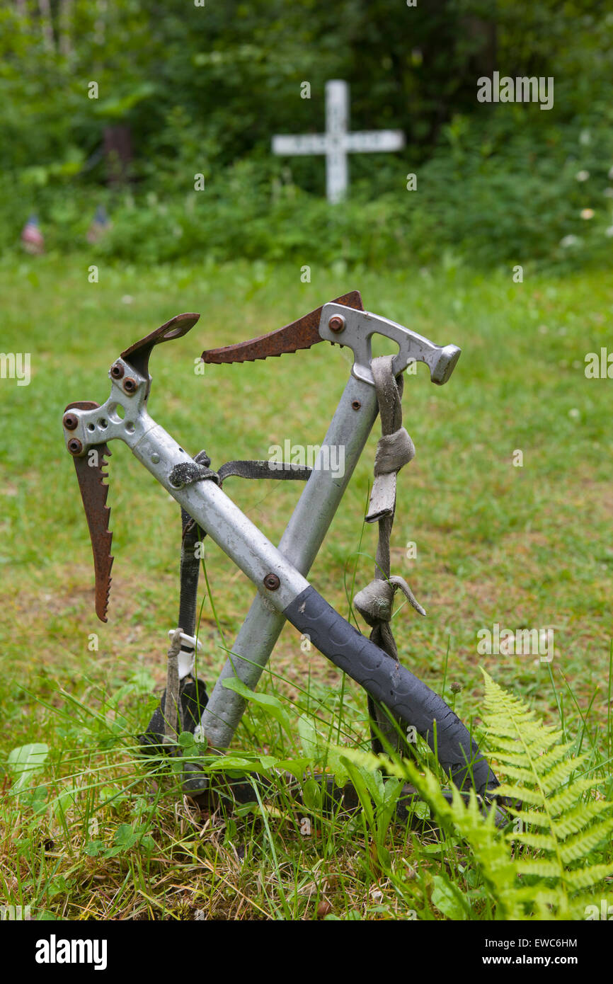 Zwei Eispickel in den grasbewachsenen Boden als Mahnmal an die Bergsteiger-Friedhof von Talkeetna Alaska befinden. Stockfoto