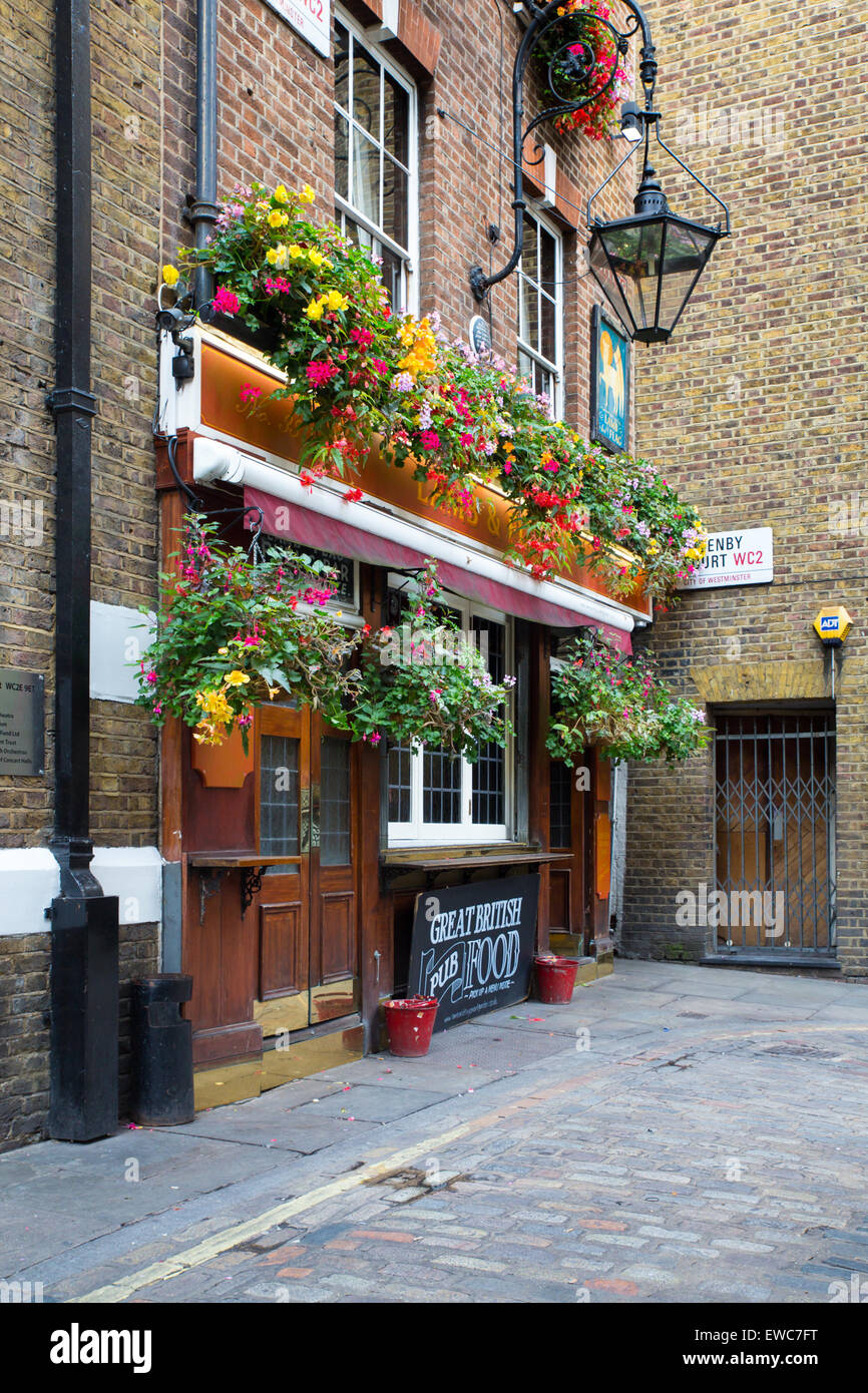 LONDON, Vereinigtes Königreich - 7. Oktober 2014: Historische Lamm und Fahne Pub wo Charles Dickens Stammgast in der Covent Garden di war Stockfoto