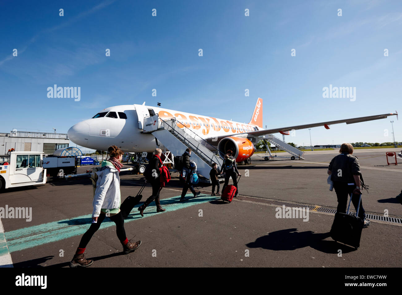 Passagiere, die ein Easyjet Flugzeug bei Belfast International Airport UK Stockfoto