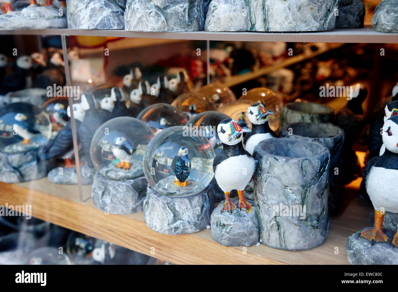 Papageitaucher Souvenirs Geschenke und Schneekugeln Reykjavik Island Stockfoto