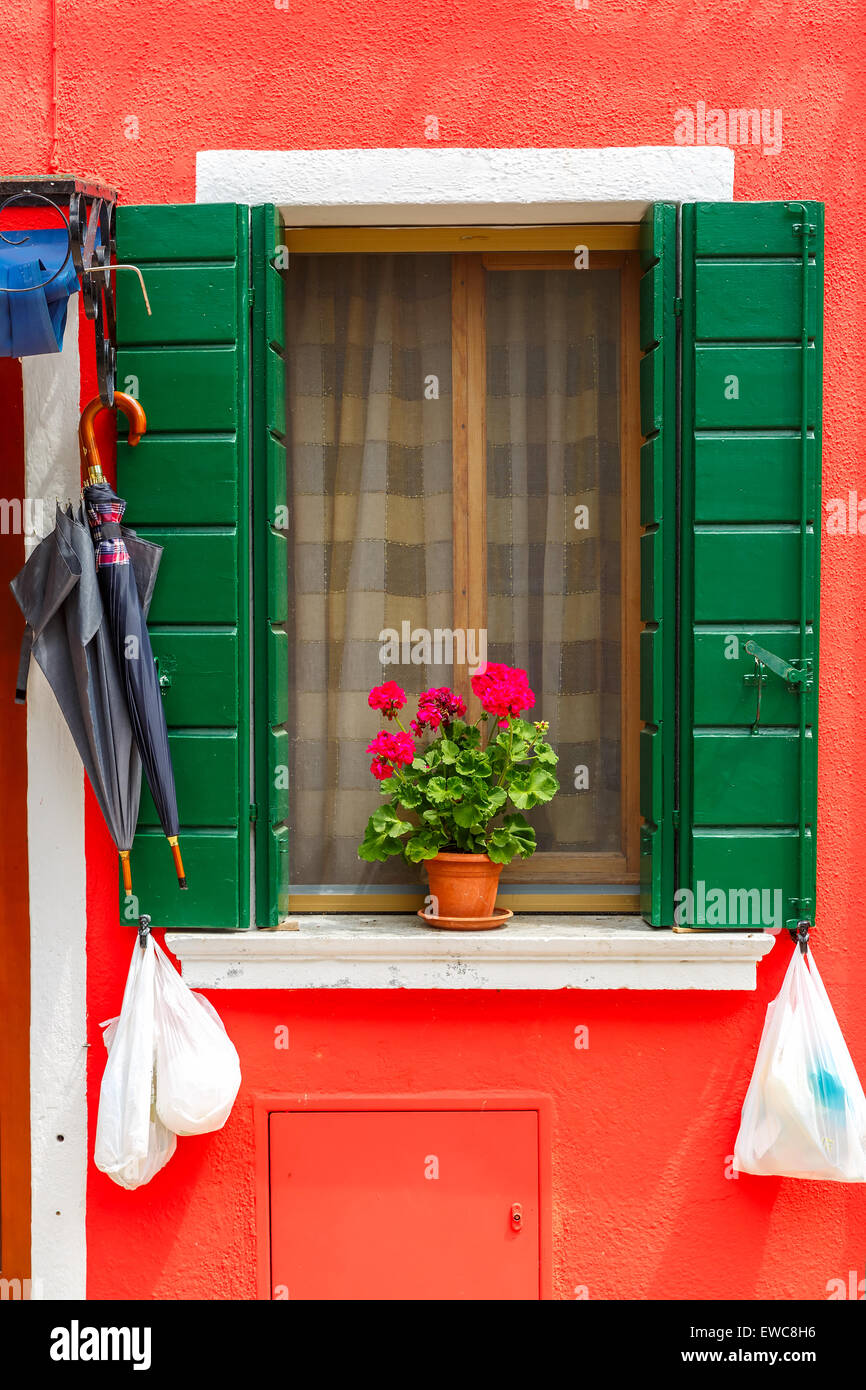 Bunte Fenster an der Wand, Burano, Venedig, Italien Stockfoto
