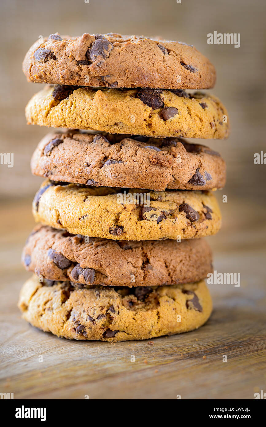 Amerikanische Cookies auf Holz gestapelt Stockfoto