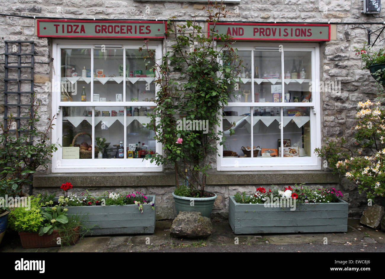 Tideswell weckt Woche wenn Ferienhäuser gekleidet auszusehen wie alten Läden sind Stockfoto