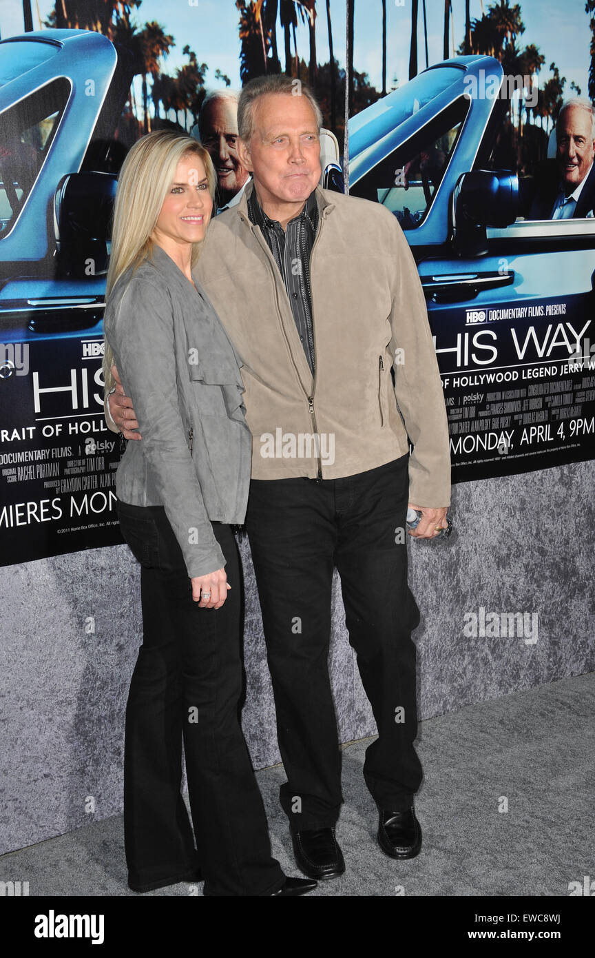 LOS ANGELES, CA - 22. März 2011: Lee Majors & Frau glauben bei der Premiere von "Seinen Weg" über Jerry Weintraub in den Paramount Studios in Hollywood. Stockfoto