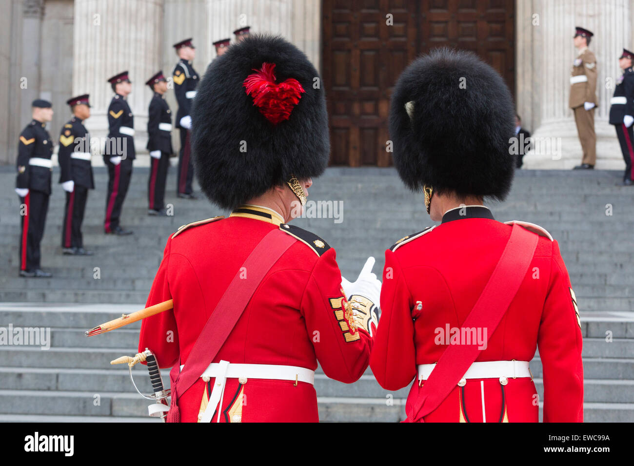 Zwei Gardisten, Coldstream Guards und Grenadier Guards, von hinten, Stand auf den Stufen der St. Pauls Cathedral, London, England, Vereinigtes Königreich Stockfoto