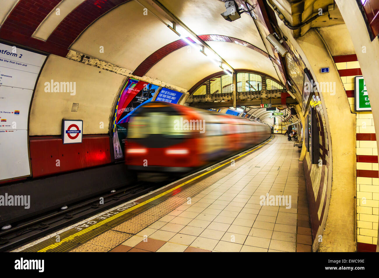 Londoner U-Bahn Zug Durchgangsbahnhof. Stockfoto