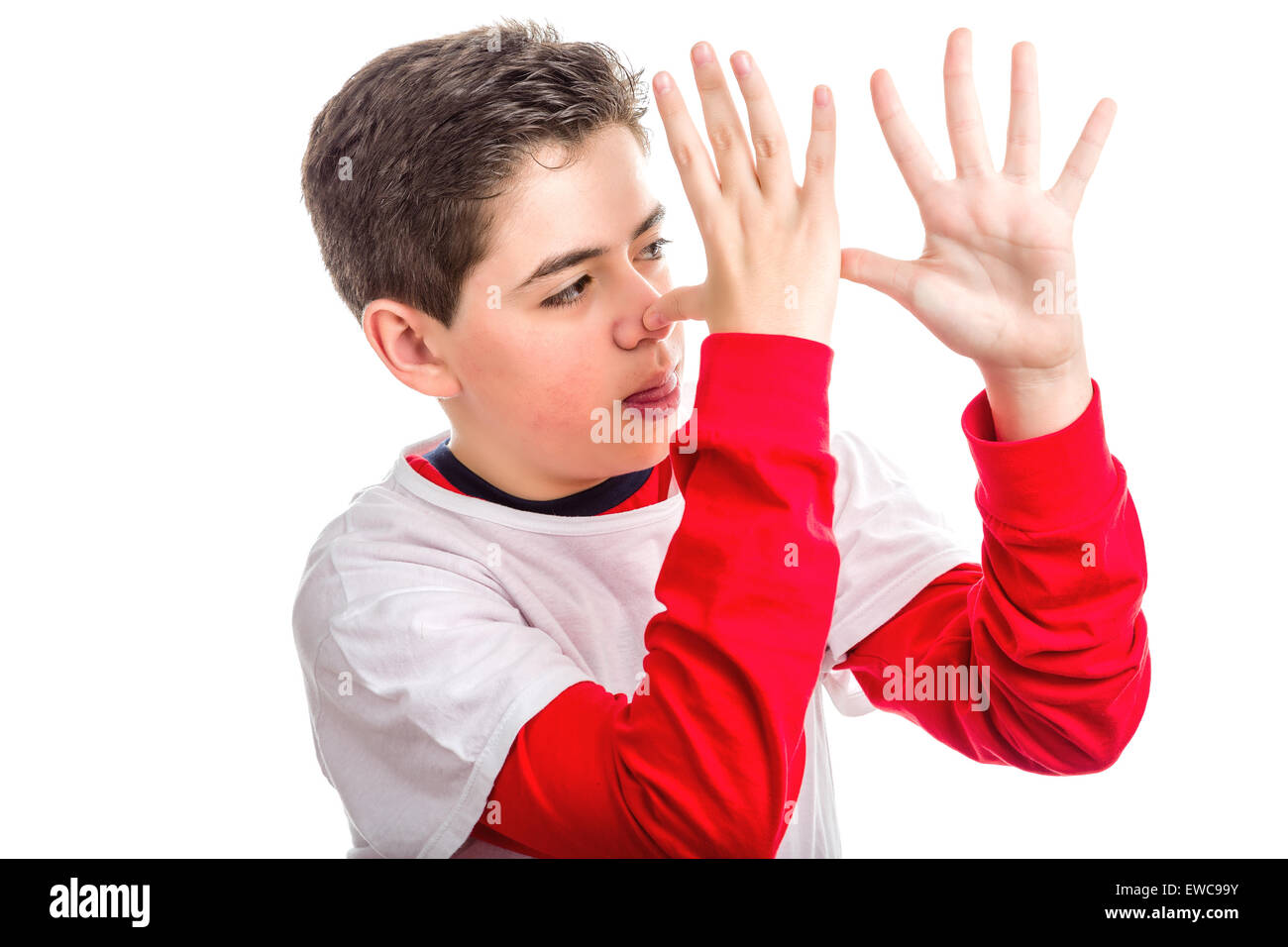 Kaukasische glattschalige junge rot Langarm Hemd Daumen seine Nase von links nach rechts mit beiden Händen zeigen Profil Stockfoto