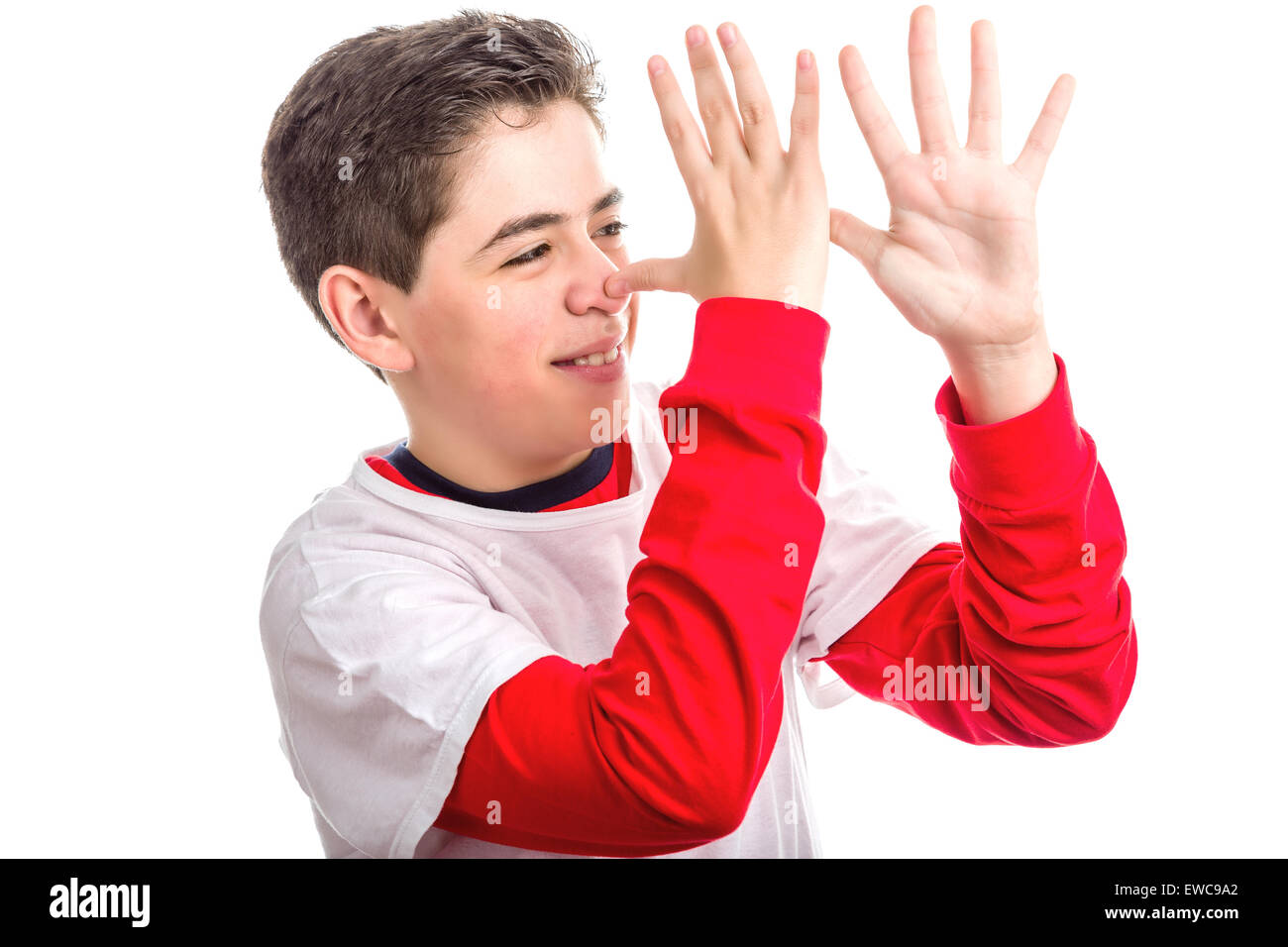 Kaukasische glattschalige junge rot Langarm Hemd Daumen seine Nase von links nach rechts mit beiden Händen zeigen Profil Stockfoto