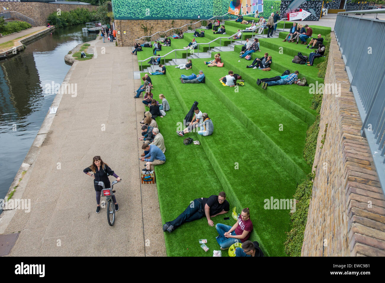 Menschenmassen entspannende Regents Canal Kings Cross London UK Stockfoto