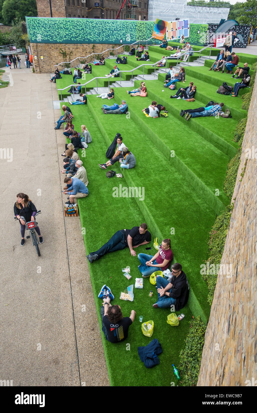 Menschenmassen entspannende Regents Canal Kings Cross London UK Stockfoto