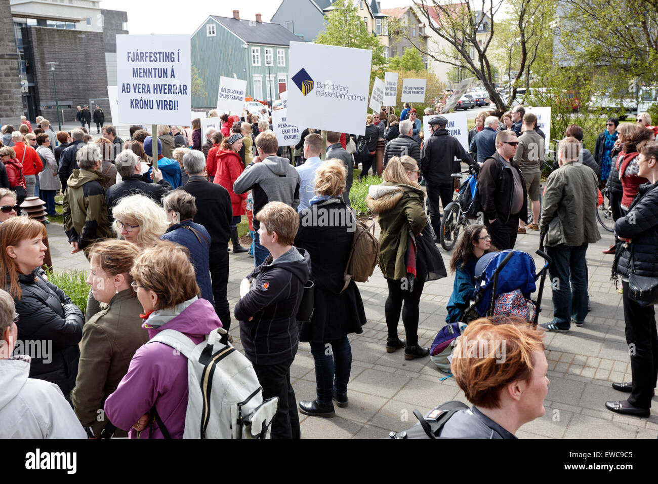 Proteste bei Schnitten in der dritten Ebene Bildung in Austurvollur öffentlichen Platz Reykjavik Island Stockfoto
