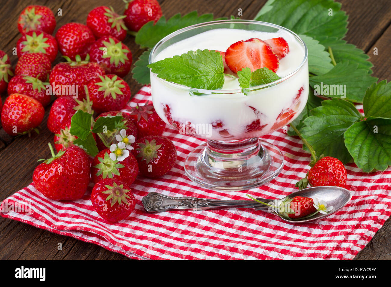 Erdbeeren Dessert mit frischen Früchten auf rot karierte Serviette Stockfoto