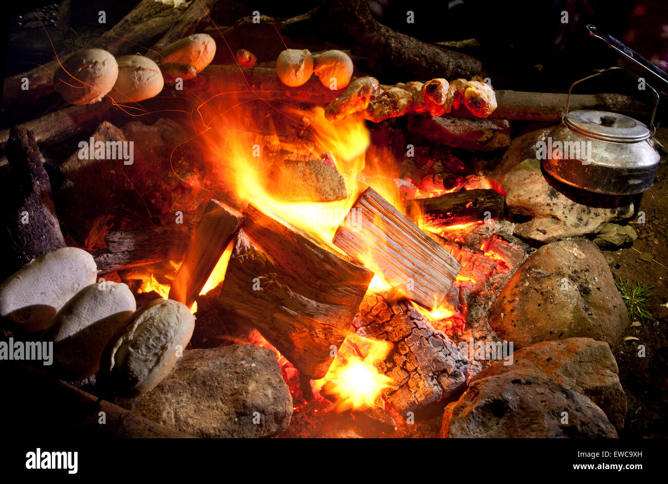 belegte Brötchen auf ein Lagerfeuer Stockfoto