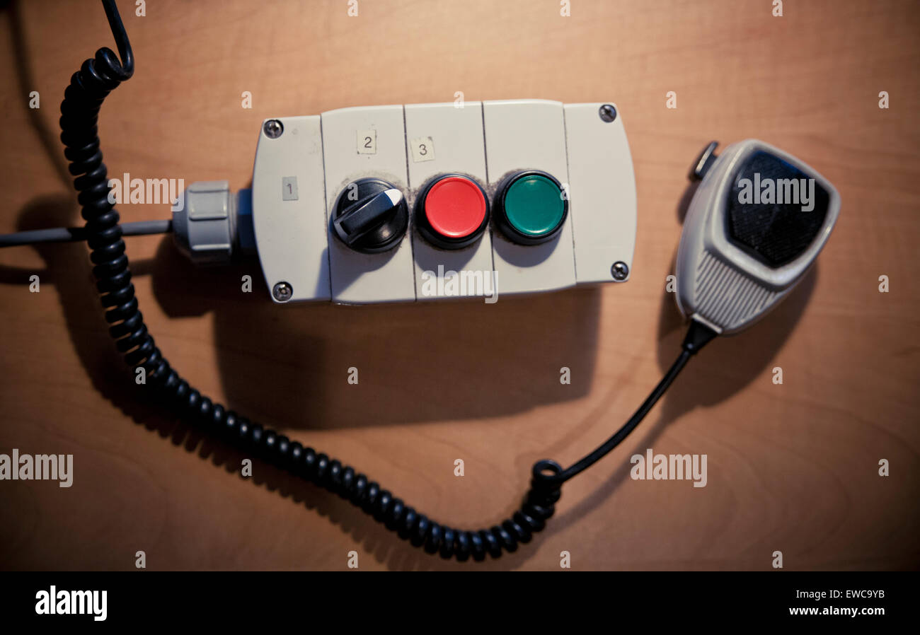 Ein Radio und eine rote und grüne Taste-Control-Box. Stockfoto