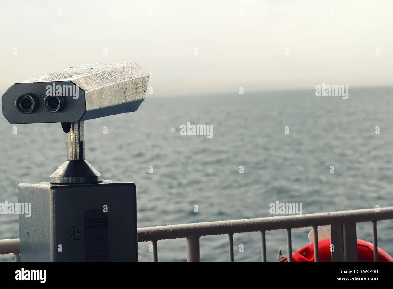 gibt es ein Fernglas am Schiff mit Horizont und Meer Stockfotografie - Alamy