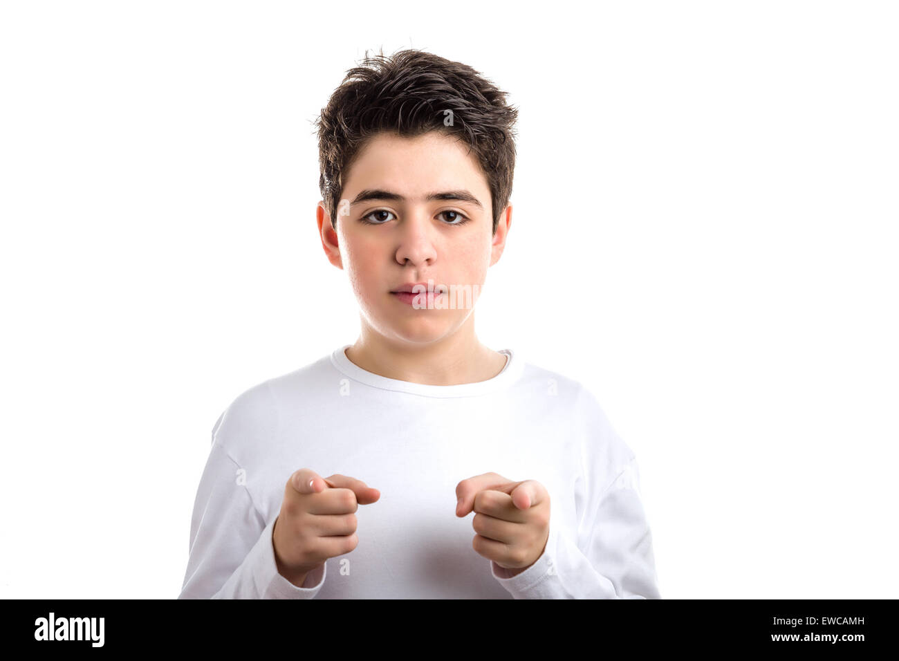 Kaukasische glattschalige Kind in eine weiße Langarm-t-Shirt Doppel zeigt mit beiden Zeigefingern Stockfoto