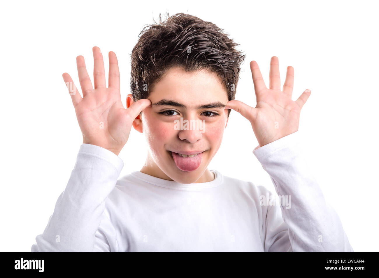 Lustige kaukasischen glattschalige Teenager in ein weißes langärmeliges T-shirt lächelt, Grimassieren und winken Hände weiter zu Angesicht Stockfoto