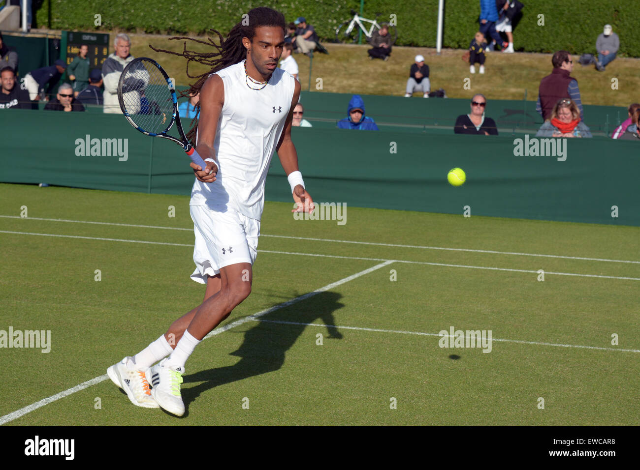 Wimbledon, London, UK. 22. Juni 2015. Bank of England Sport erdet Roehampton London England 22. Juni 2015. Bild zeigt deutsche Dustin Brown, ausgesät 12. für das qualifying, die Adrian Ungur in eine dominante Leistung zu schlagen. Brown gewann 6-1 6-2. Der Qualifikation für die WM begann heute - eine Woche vor dem main Event. Es gibt kein "Gewinner" der Qualifikation, stattdessen die Spieler, die gewinnen alle drei Runden - 16 im Herren Einzel und 12 in der Damen Einzel - Fortschritt, zusammen mit vier Paare in jedem Damen- und Herren Doppel-Ereignisse werden. © Mainpicture/Alamy Live N Stockfoto