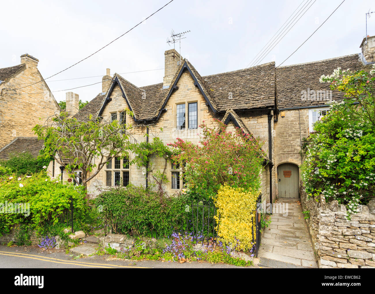 Hübsche, traditionelle Cotswold Steinhütten, Chipping Schritte, Tetbury, einer Kleinstadt in den Cotswolds, Gloucestershire Stockfoto