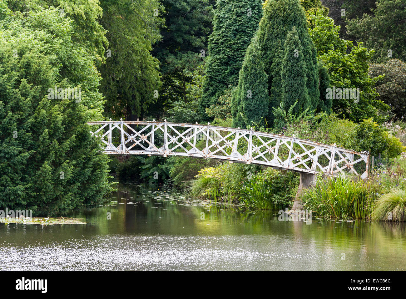 Weiße schmiedeeiserne Brücke in Virginia Water, Windsor Great Park, Surrey/Berkshire, UK Stockfoto