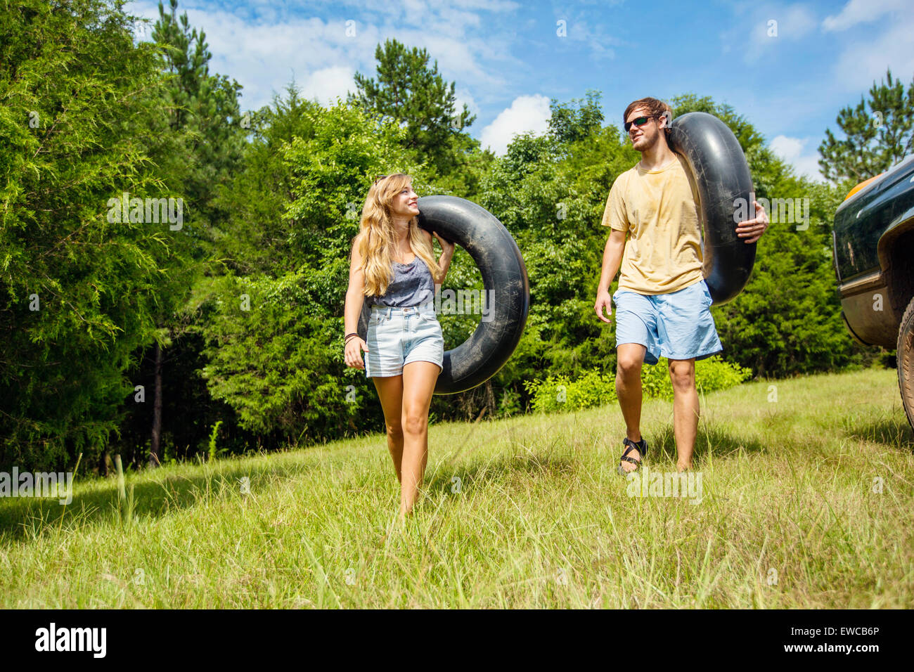 Ein junges Paar, immer bereit, einen Fluss hinunter Rohr. Stockfoto