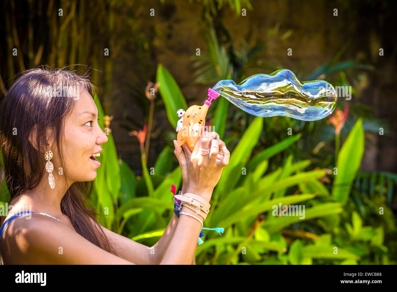 Junge asiatische Womans Seifenblasen. Stockfoto